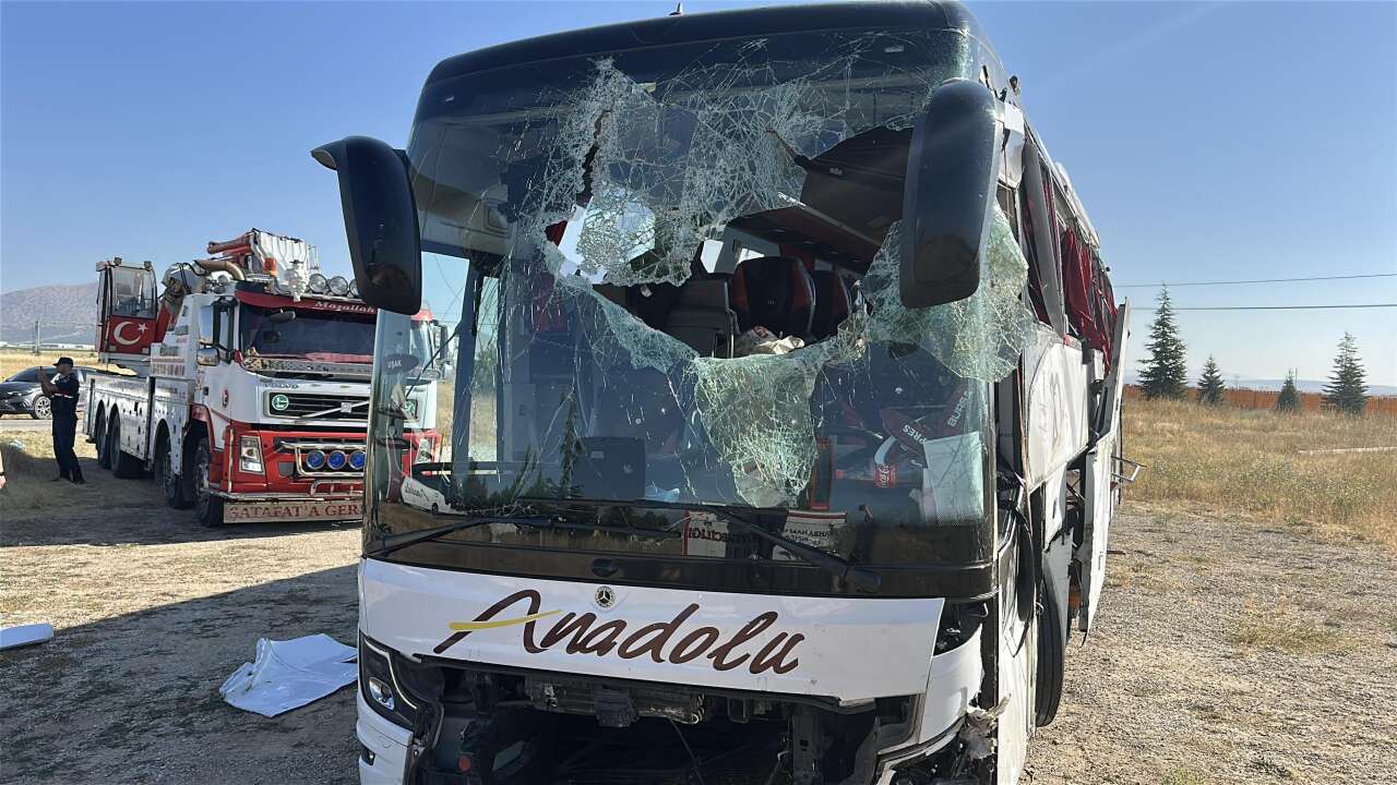 Bariyerlere çarpan yolcu otobüsü devrildi! 31 yaralı var 3